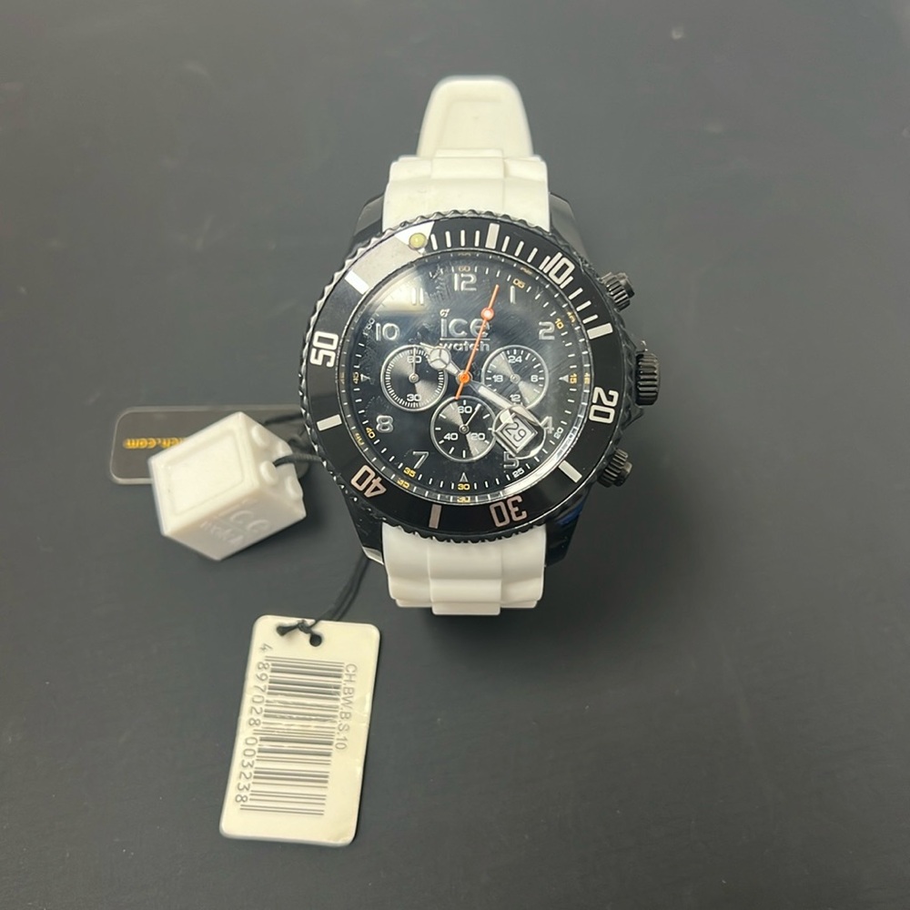Ice Watch Men's CHBWBS10 Chronograph White Rubber Watch

Sku:
CHBWBS10